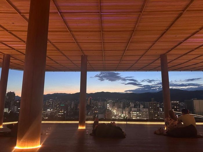 Cảnh hoàng hôn của thành phố Hiroshima nhìn từ tháp Orizuru