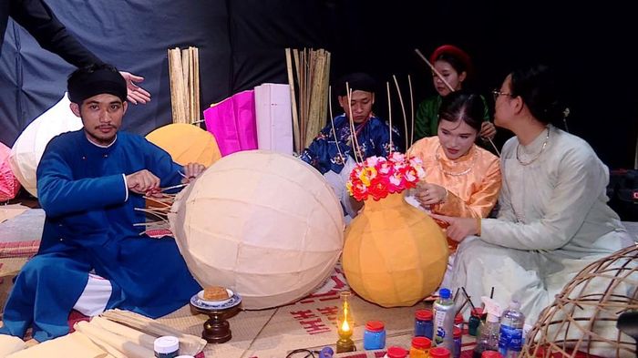 Vẫn là chất liệu tre, nứa, giấy dó thân thuộc, nhưng được các nghệ nhân trẻ thổi vào bảng màu tươi mới, ngôn ngữ tạo hình tinh tế