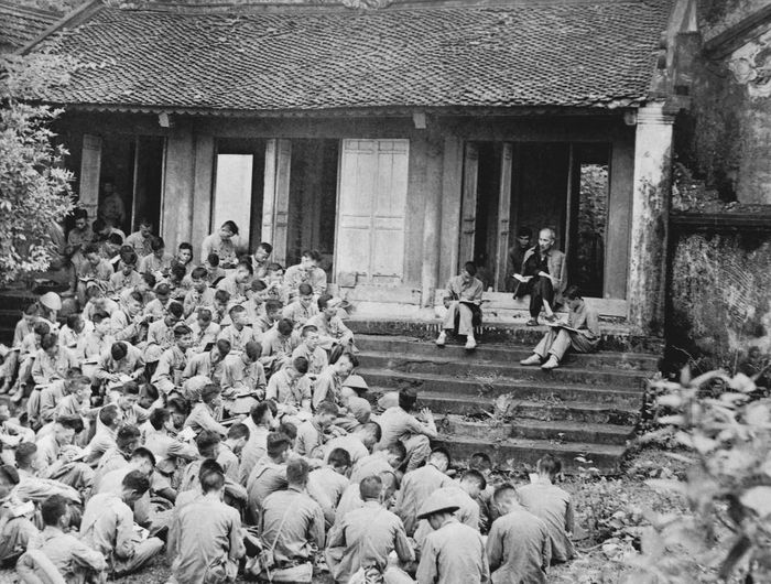 Ngày 19/9/1954, tại Đền Giếng, một di tích trong quần thể di tích lịch sử văn hóa Đền Hùng, Bác Hồ đã có buổi nói chuyện với cán bộ, chiến sĩ Đại đoàn 308 (Đại đoàn quân Tiên phong) trên đường về tiếp quản Thủ đô. Bác căn dặn: “Ngày xưa, các vua Hùng đã có công dựng nước, ngày nay Bác cháu ta phải cùng nhau giữ lấy nước”. Ảnh: Đinh Đăng Định - TTXVN