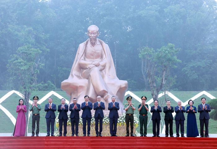Tổng Bí thư, Chủ tịch nước Tô Lâm và các đại biểu tại Lễ khánh thành Tượng đài “Bác Hồ với Ngày hội non sông”. Ảnh: Thống Nhất - TTXVN