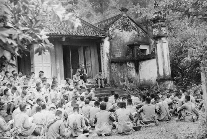 Ngày 19/9/1954, Chủ tịch Hồ Chí Minh căn dặn chiến sĩ Đại đoàn Quân Tiên phong tại Đền Hùng trước ngày về tiếp quản Thủ đô. Ảnh: TTXVN