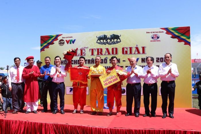 Lãnh đạo thành phố Hải Phòng trao giải Nhất cho chủ trâu số 15. Ảnh: Mạnh Minh – TTXVN