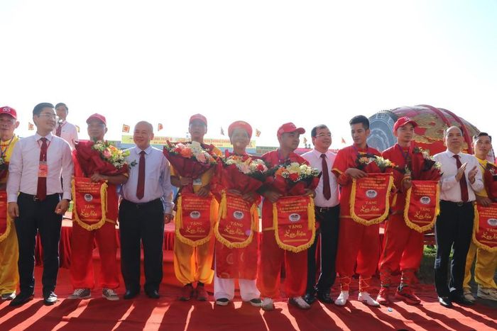 Lãnh đạo thành phố Hải Phòng và phường Đồ Sơn tặng hoa và cờ lưu niệm cho 15 ông chủ trâu có trâu tham dự vòng chung kết Lễ hội chọi trâu truyền thống Đồ Sơn – VTV năm 2026. Ảnh: Mạnh Minh – TTXVN