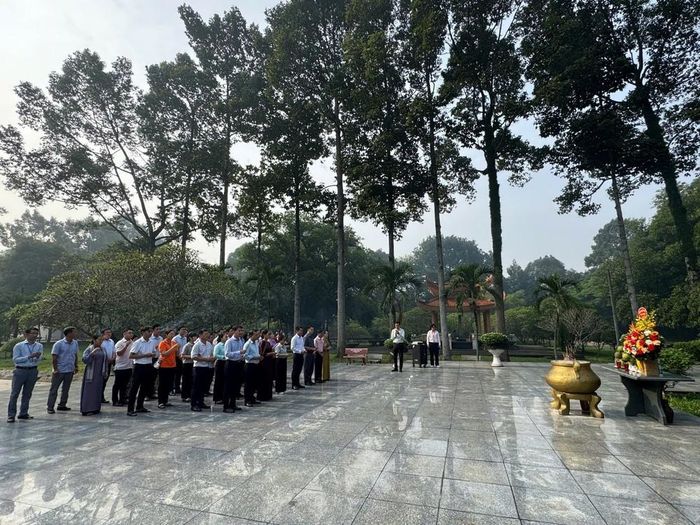 BTC và học viên dâng hương tại di tích Nhà tù Phú Lợi. Ảnh: Sở VHTT