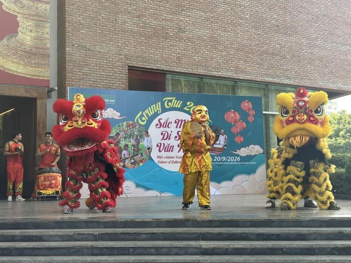 Các em nhỏ và gia đình được hòa mình vào không khí rộn ràng của những màn múa lân sư. Ảnh: Thanh Hương - TTXVN
