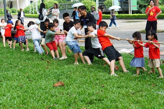 Các bạn trẻ tham gia trò chơi kéo co mùa Trung thu 2026. Ảnh: Thanh Hương - TTXVN