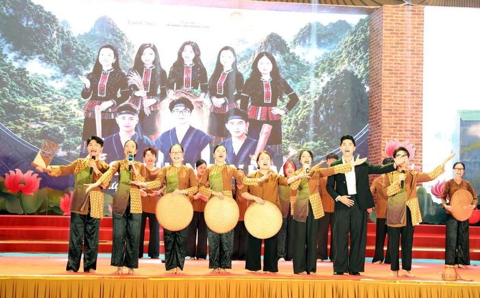Tiết mục dự thi sân khấu hóa với chủ đề "kể chuyện địa phương, chạm vào bản sắc" của các đội tham gia tại vòng chung kết. Ảnh: Thanh Tuấn - TTXVN