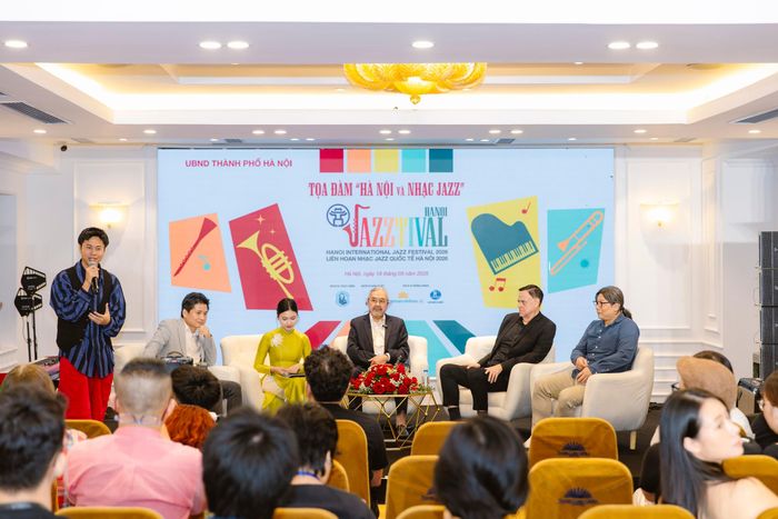 Nhà nghiên cứu Stan BH Tan-Tangbau (ngoài cùng bên phải) và các nghệ sĩ tại tọa đàm "Hà Nội và Jazz" trong khuôn khổ Hanoi Jazztival 2026 diễn ra sáng 18/9 (ảnh: BTC)