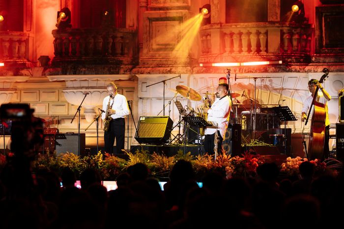 Sông Hồng Jazz Band trình diễn tại lễ khai mạc Hanoi Jazztival 2026 tối 17/9 (ảnh: BTC)