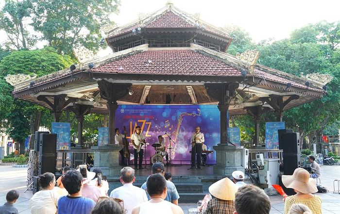 Nhà Bát Giác ngay Bờ Hồ hiện là điểm hẹn dành cho công chúng muốn đến với Jazz mỗi dịp cuối tuầnn (ảnh: Sở Văn hóa Thể thao và Du lịch Hà Nội)