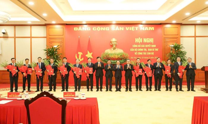 Đồng chí Thường trực Ban Bí thư Trần Cẩm Tú trao các Quyết định của Bộ Chính trị, Ban Bí thư về công tác cán bộ.