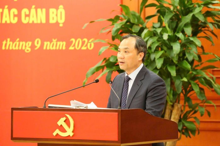 Đồng chí Hoàng Trung Dũng, Ủy viên Trung ương Đảng, Phó Trưởng Ban Thường trực Ban Tổ chức Trung ương công bố các quyết định của Bộ Chính trị, Ban Bí thư về công tác cán bộ.