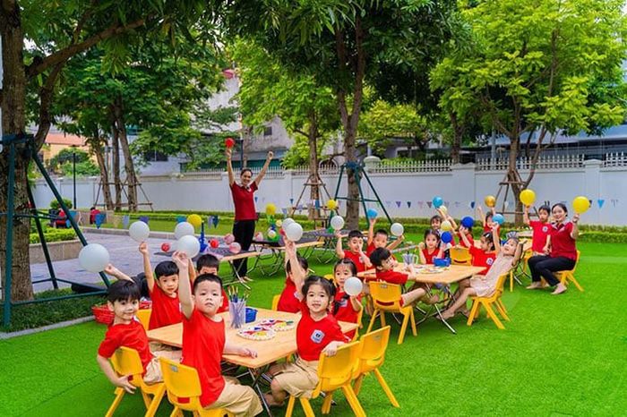 Một trong những điều kiện để được cấp phép hoạt động giáo dục đối với trường mầm non là phải có cơ sở vật chất tối thiểu, đồ dùng, đồ chơi, học liệu, thiết bị dạy học đáp ứng quy định của Bộ Giáo dục và Đào tạo