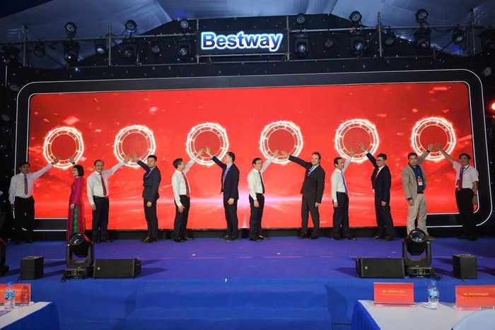 Các đại biểu ấn nút khai trương Nhà máy Công nghệ Thể thao Bestway Cần Thơ - Ảnh: chinhphu.vn/ Lê Sơn