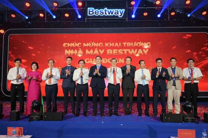 Chủ tịch UBND TP. Cần Thơ Trương Cảnh Tuyên và các đại biểu tại Lễ khai trương - Ảnh: chinhphu.vn/ LS