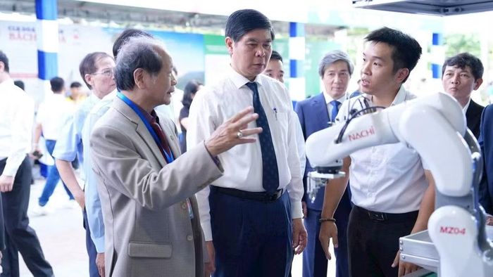 Các nhà khoa học tại Triển lãm quốc tế về Điều khiển và Tự động hóa lần thứ 8. (Ảnh: HỘI TỰ ĐỘNG HÓA)