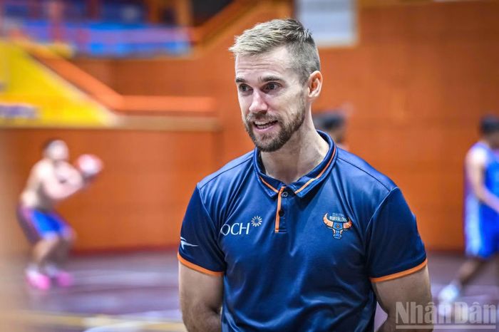 Huấn luyện viên Matt Van Pelt khẳng định tư duy "luôn tìm ra cách" rất phù hợp với văn hóa Hà Nội, cũng như các cầu thủ Hanoi Buffaloes. (Ảnh: Thành Đạt)