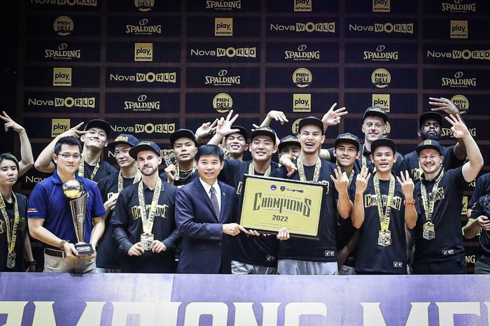 Saigon Heat lên ngôi vô địch VBA 2022 với huấn luyện viên Matt Van Pelt và trợ lý Vũ Thế Cang. (Ảnh: VBA)