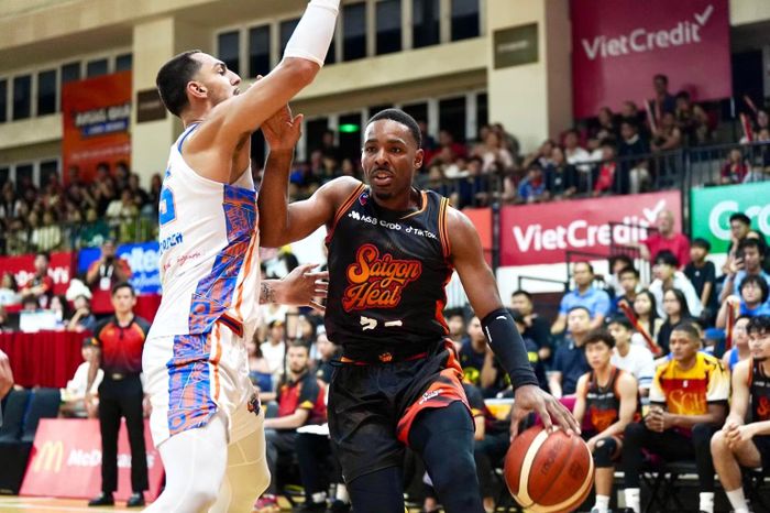 Brandis Raley-Ross nỗ lực giúp Saigon Heat bám đuổi điểm số với Hanoi Buffaloes. (Ảnh: VBA)