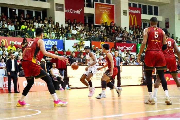 Ngôi sao dự bị Ariyon Williams của Hanoi Buffaloes đi bóng và đột phá lắt léo. (Ảnh: VBA)