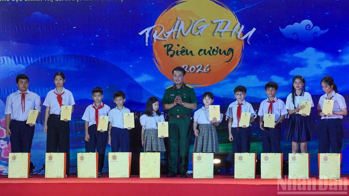 Nhiều suất học bổng cũng được trao cho học sinh có hoàn cảnh khó khăn, tiếp thêm động lực để các em vững bước đến trường.