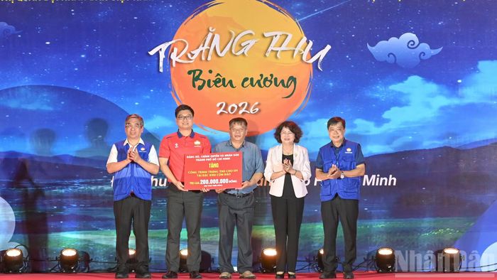 Bà Đặng Thị Ngọc Thịnh, nguyên Phó Chủ tịch nước; ông Nguyễn Phước Lộc, Phó Bí thư Thành ủy, Chủ tịch Ủy ban Mặt trận Tổ quốc Việt Nam Thành phố Hồ Chí Minh trao tặng bảng tượng trưng kinh phí tặng công trình Trung thu cho em.