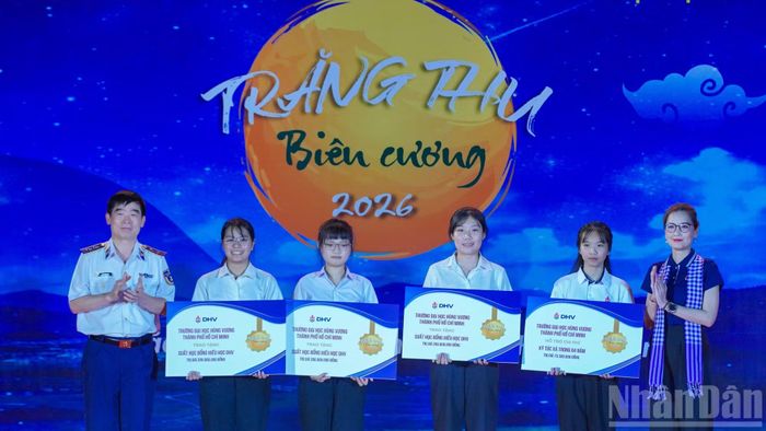 Đêm hội Trung thu dành cho thiếu nhi mà còn góp phần bồi đắp lòng yêu nước.