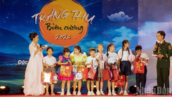 Các em thiếu nhi tại Côn Đảo giao lưu tại chương trình.