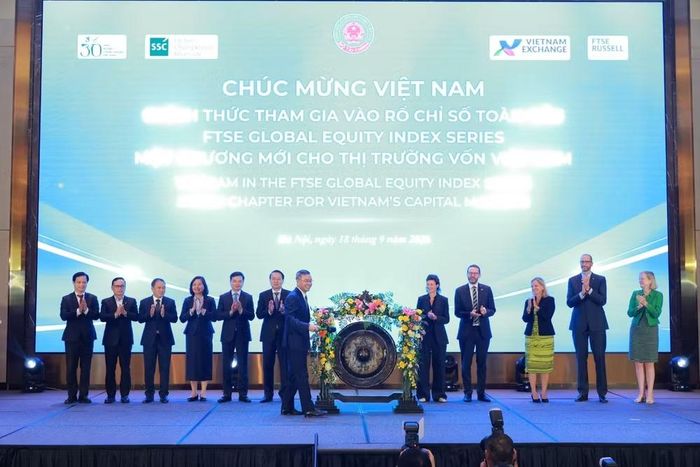 Bộ trưởng Bộ Tài chính Ngô Văn Tuấn thực hiện nghi thức đánh cồng, đánh dấu Việt Nam chính thức tham gia rổ chỉ số FTSE Global Equity Index Series ngày 18/9, mở rộng khả năng tiếp cận các nhà đầu tư quốc tế. (Ảnh: UBCKNN)
