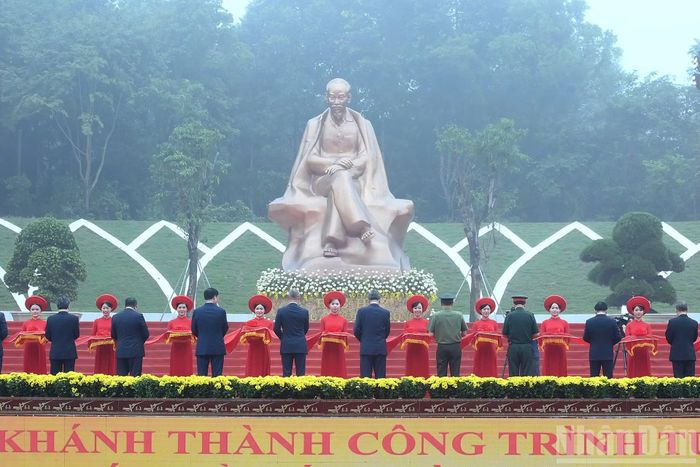 Tổng Bí thư, Chủ tịch nước Tô Lâm và các đồng chí lãnh đạo Đảng, Nhà nước thực hiện nghi thức khánh thành Tượng đài “Bác Hồ với ngày hội non sông”. (Ảnh: ĐĂNG KHOA)