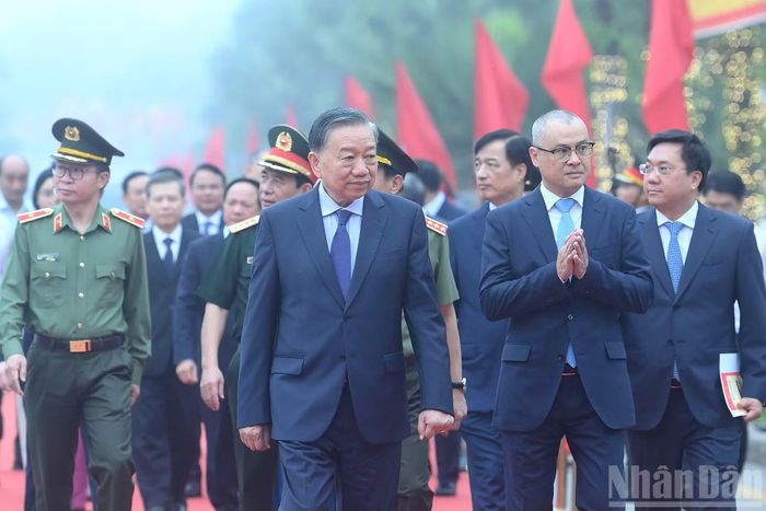 Tổng Bí thư, Chủ tịch nước Tô Lâm và các đại biểu dự Lễ kỷ niệm 72 năm Ngày Bác Hồ về thăm Đền Hùng và khánh thành Tượng đài “Bác Hồ với ngày hội non sông”. (Ảnh: ĐĂNG KHOA)