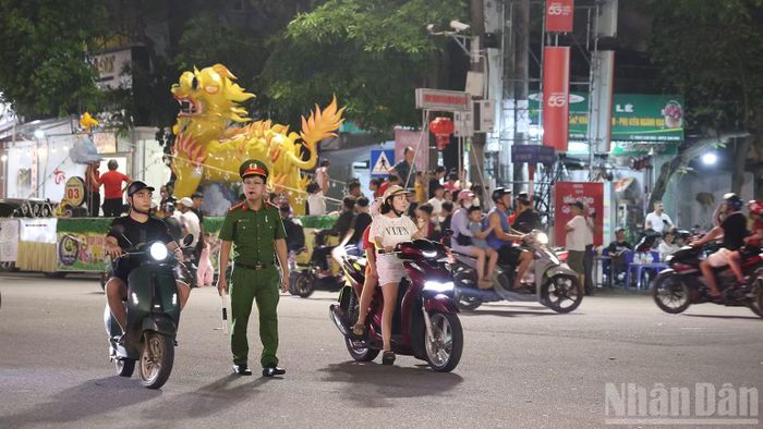 Lực lượng Công an phường Minh Xuân phân luồng giao thông tại các tuyến phố trung tâm. (Ảnh: ĐỨC THẮNG)