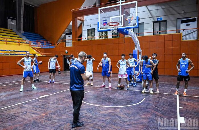 Hanoi Buffaloes nỗ lực tập luyện hướng tới lượt trận chung kết gặp Saigon Heat. (Ảnh: THÀNH ĐẠT)