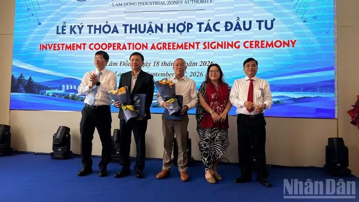 Tỉnh trao chứng nhận đầu tư cho doanh nghiệp. (Ảnh: THANH HẢI)