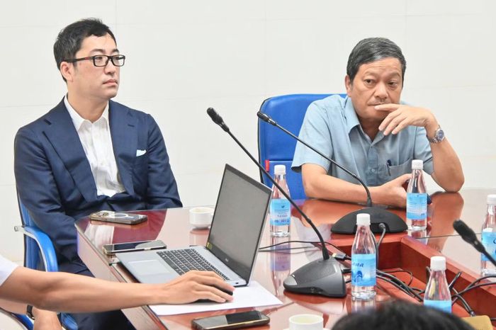 Giáo sư Shinya Tane, chuyên gia phẫu thuật lồng ngực của Bệnh viện Đại học Kobe (bên trái) và Tiến sĩ, bác sĩ cao cấp Đinh Văn Lượng (bên phải) tại buổi làm việc.