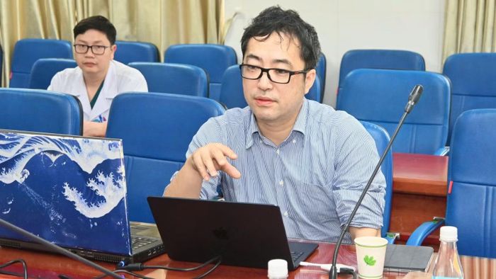 Giáo sư Shinya Tane, chuyên gia phẫu thuật lồng ngực của Bệnh viện Đại học Kobe, trao đổi kinh nghiệm về điều trị ung thư phổi, phẫu thuật hiện đại và ghép phổi.