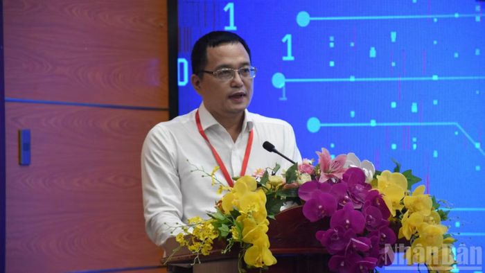 Tiến sĩ Trần Thế Sơn, Phó Hiệu trưởng nhà trường, Phó Trưởng Ban tổ chức, phát biểu khai mạc cuộc thi. (Ảnh: ANH ĐÀO)