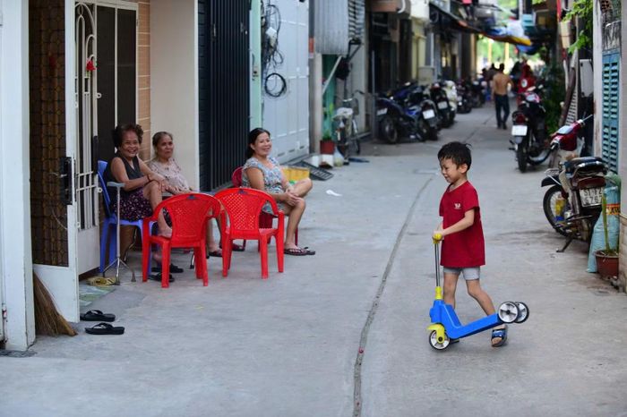 Người dân được hưởng lợi sau khi một tuyến hẻm trên địa bàn phường Nhiêu Lộc được chỉnh trang. (Ảnh: QUANG QUÝ)