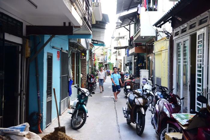 Nhiều tuyến hẻm diện tích nhỏ tại Thành phố Hồ Chí Minh cần được chỉnh trang để tạo thuận lợi trong đi lại và bảo đảm an toàn phòng cháy, chữa cháy. (Ảnh: QUANG QUÝ)