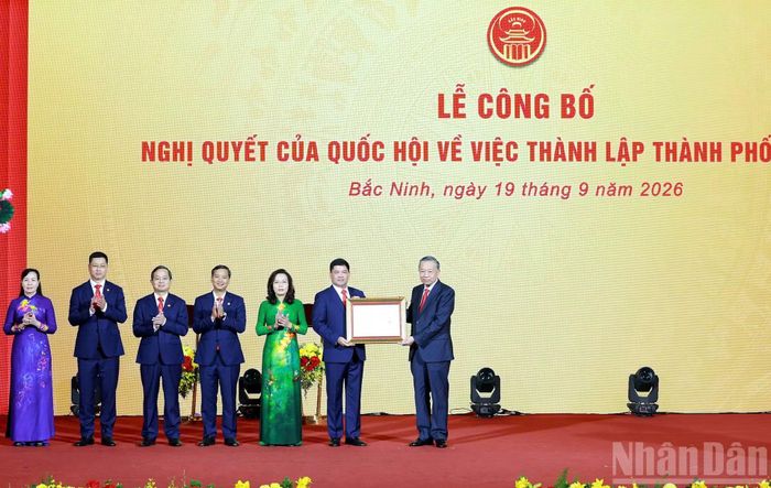 Tổng Bí thư, Chủ tịch nước Tô Lâm đã trao Nghị quyết của Quốc hội và trao Huân chương Lao động hạng Nhất tặng Đảng bộ, chính quyền, nhân dân thành phố Bắc Ninh. (Ảnh: ĐĂNG KHOA)