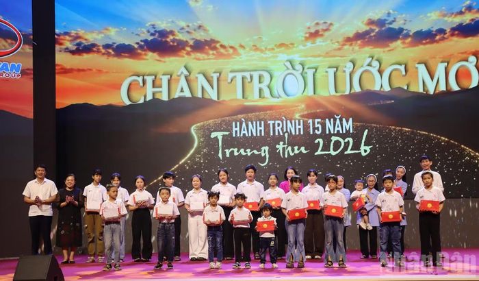 Trao quà Tết Trung thu cho các em ở Cô nhi viện Phú Hòa. (Ảnh: HIỂN CỪ)