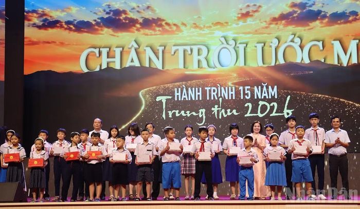 Trao quà Tết Trung thu cho các em có hoàn cảnh khó khăn ở phường Cẩm Thành. (Ảnh: HIỂN CỪ)