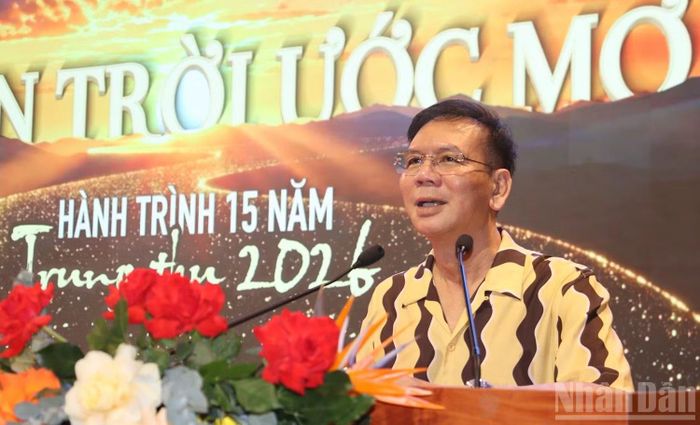 Ông Huỳnh Kim Lập, Anh hùng Lao động, Chủ tịch Hội đồng quản trị Công ty cổ phần đầu tư Xây dựng Thiên Tân chia sẻ về hành trình 15 năm học bổng “Chân trời ước mơ”. (Ảnh: HIỂN CỪ)