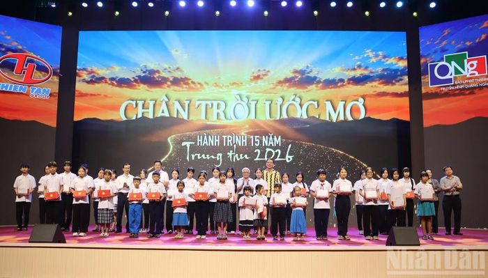  Trao quà Tết Trung thu cho các em đang được nhận học bổng của chương trình Chân trời ước mơ. (Ảnh: HIỂN CỪ) 
