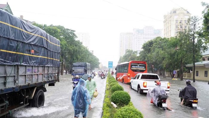 Nhiều tuyến phố khác, như: đường 72m giao nhau với đại lộ Lê-nin; Phạm Đình Toái; Phong Định Cảng... cũng trong tình cảnh tương tự. (Ảnh: ĐP)