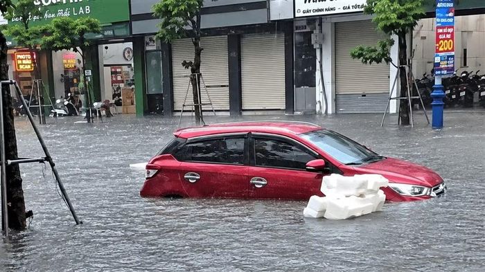 Xe ô-tô chết máy trên đường Nguyễn Văn Cừ. (Ảnh: CTV)