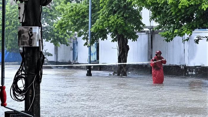 Tại đường Hồng Bàng, người dân phải căng dây để cảnh báo các phương tiện. (Ảnh: QA)