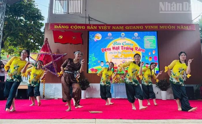 Văn nghệ tại đêm hội trăng rằm phục vụ học sinh tại xã Chiềng Khoong. (Ảnh: QUÀNG HÙNG)