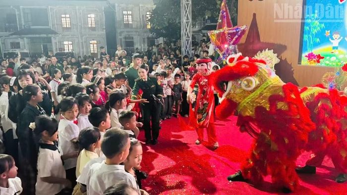Tiết mục múa lân của Bộ đội Biên phòng tỉnh Sơn La biểu diễn phục vụ các cháu học sinh. (Ảnh: A HỒ)