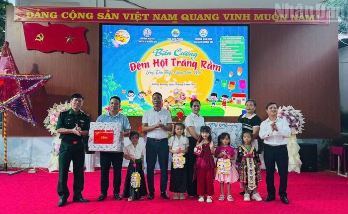 Lãnh đạo Ban Chỉ huy Bộ đội Biên phòng Sơn La trao quà cho 2 nhà trường. (Ảnh: A HỒ)